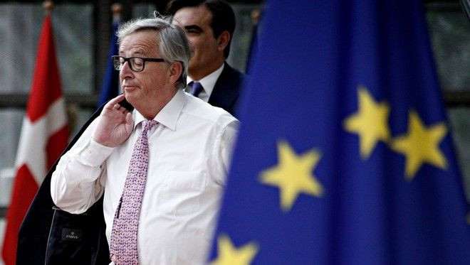 Ο Γιούνκερ απόλαυσε ουζομεζέδες ατενίζοντας τον Θερμαϊκό (βίντεο)